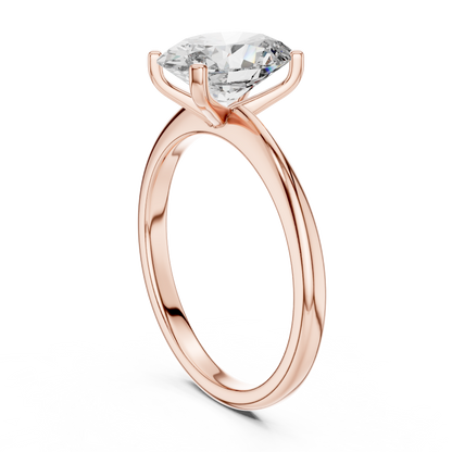Brillanter, länglicher Diamant in einer minimalistischen schwebenden Kathedralenfassung