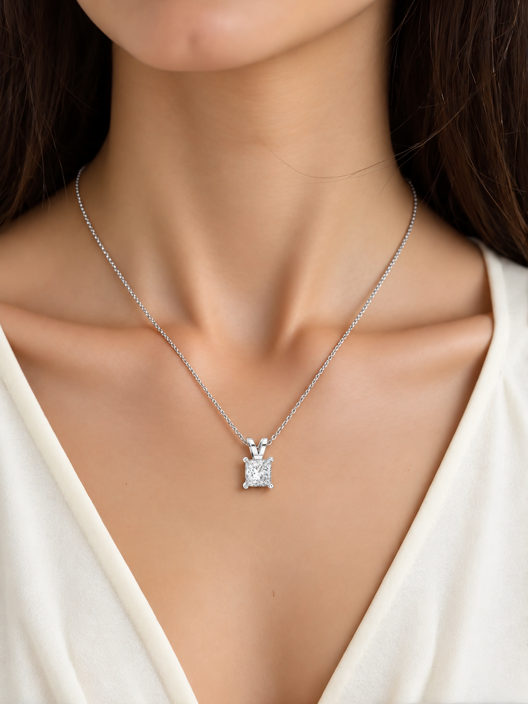 Klassischer quadratischer Diamantanhänger mit minimalistischer Krappenfassung