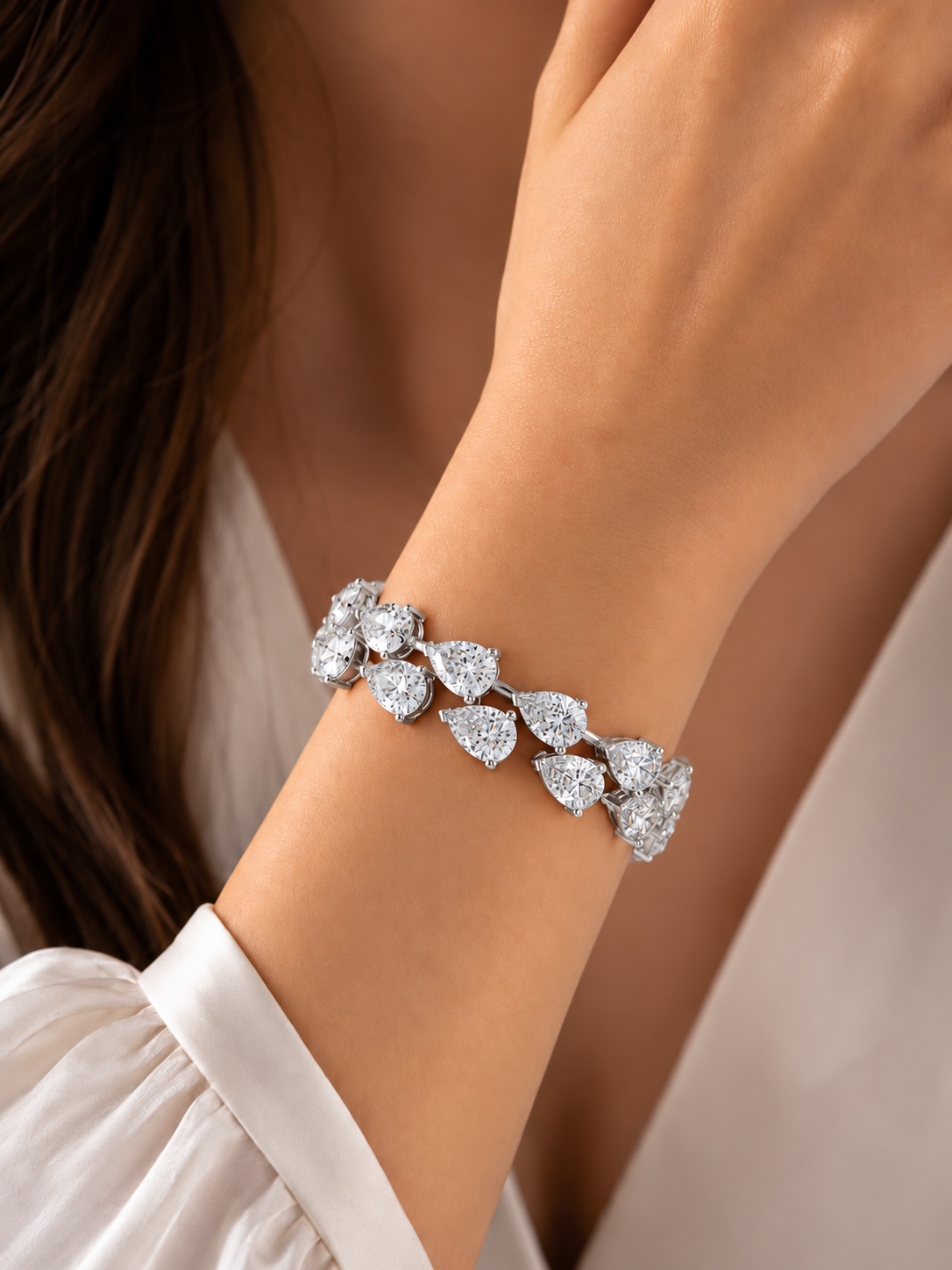 Luxuriöses Diamant-Tennisarmband mit Birnenschliff