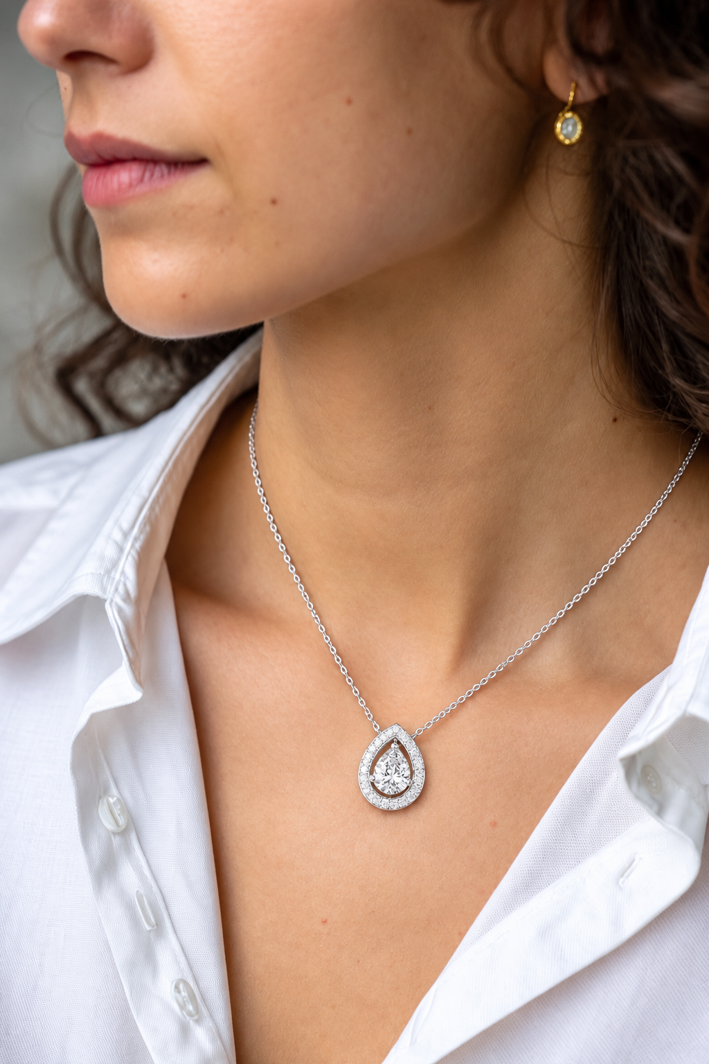 Luxuriöser Teardrop-Diamant-Anhänger mit Halo-Design