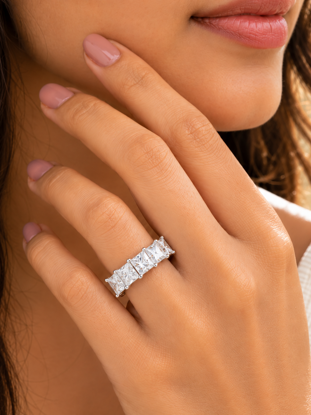 Fünf Diamanten im Princess-Schliff in einer klassischen, erhöhten Korb-Fassung