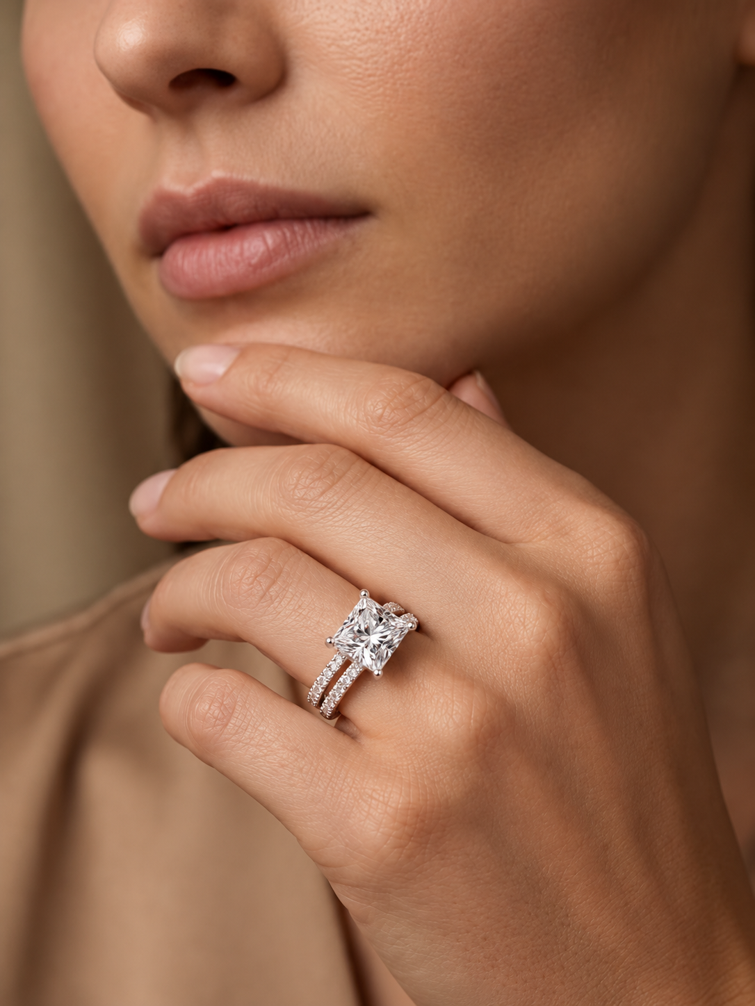 Ein brillanter Diamant im Princess-Schliff auf einem skulpturalen doppelreihigen Band