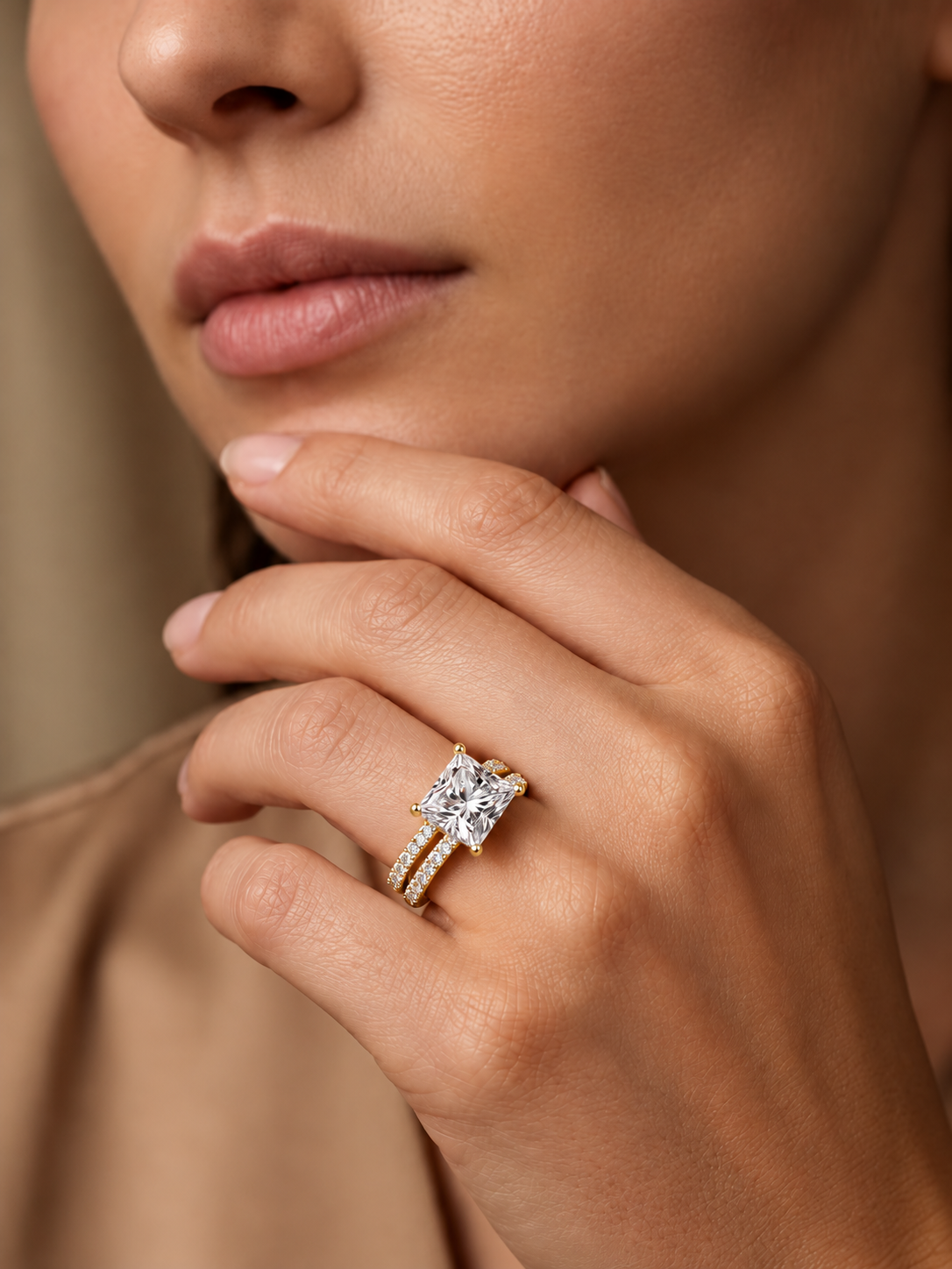 Ein brillanter Diamant im Princess-Schliff auf einem skulpturalen doppelreihigen Band