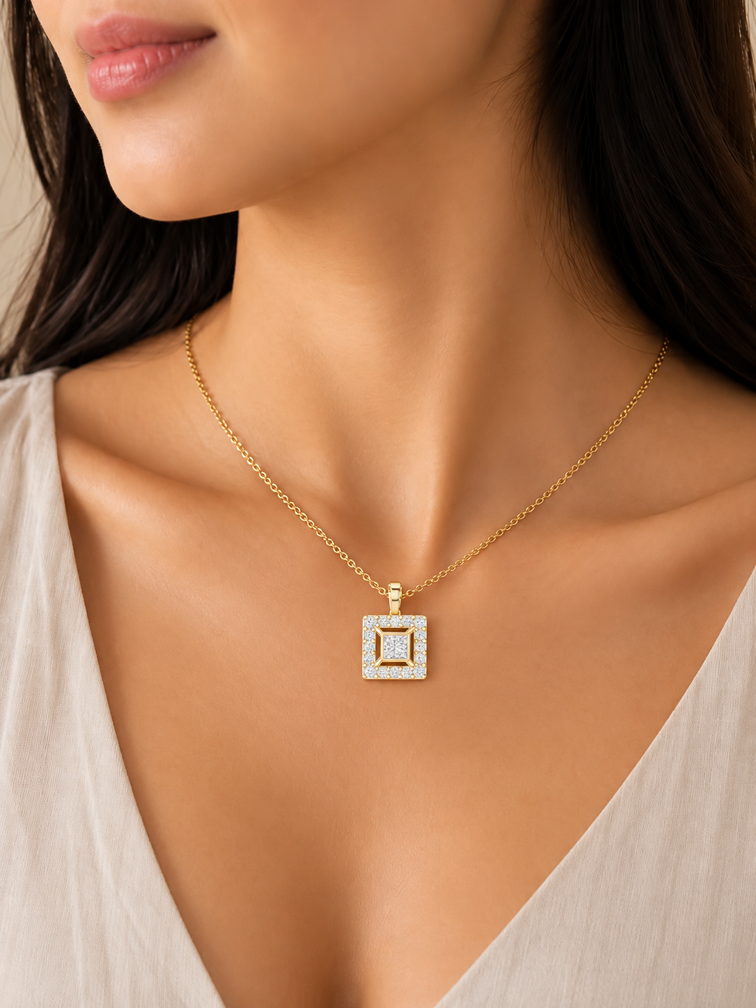 Luxuriöse quadratische Diamant-Halo-Halskette für Damen