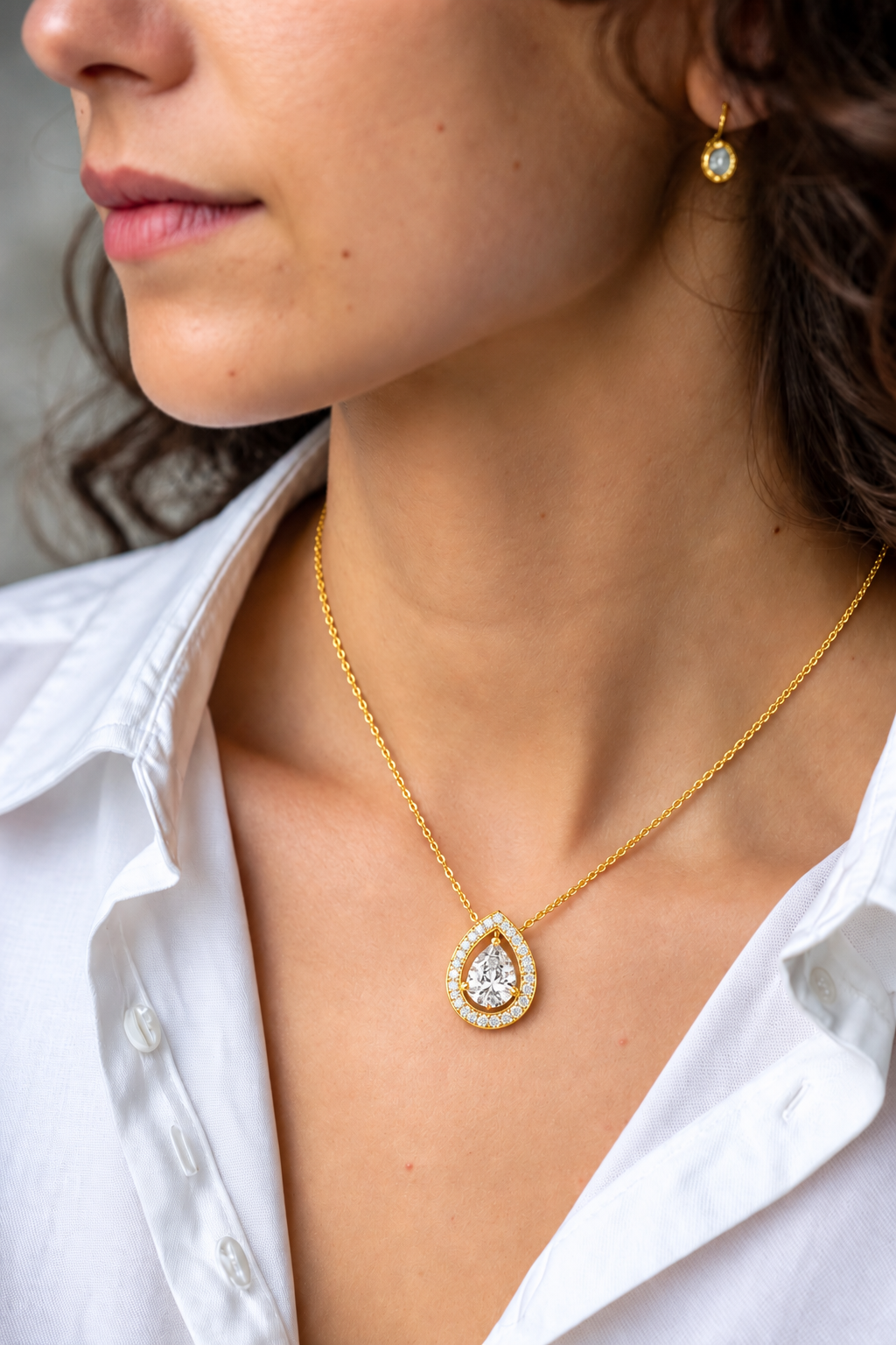 Luxuriöser Teardrop-Diamant-Anhänger mit Halo-Design